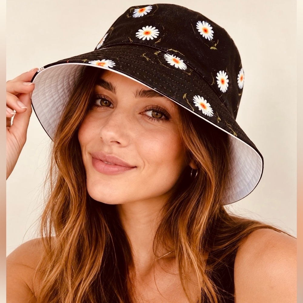 ALICE & OLIVIA Reversible Daisy Hat - Black & White, One-Size, NWT & SEALED!